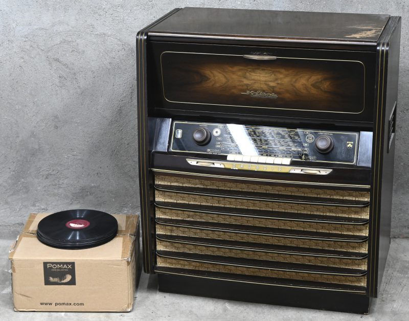 Grundig Konzertschrank 7063/56. Een vintage radio -en platenspeler meubel, in werkende staat. Lichte schade bovenblad. Bijgevoegd 40-tal bakelieten 75-toeren platen, waaronder OLV toren - La Esterella.