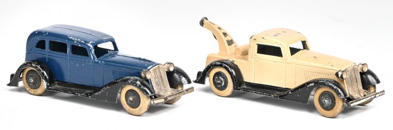 Een lot van 2 die-cast auto’s, ca 1930, Tootsietoy, made in U.S.A., een Graham en een Graham Wrecker. In bespeelde staat.