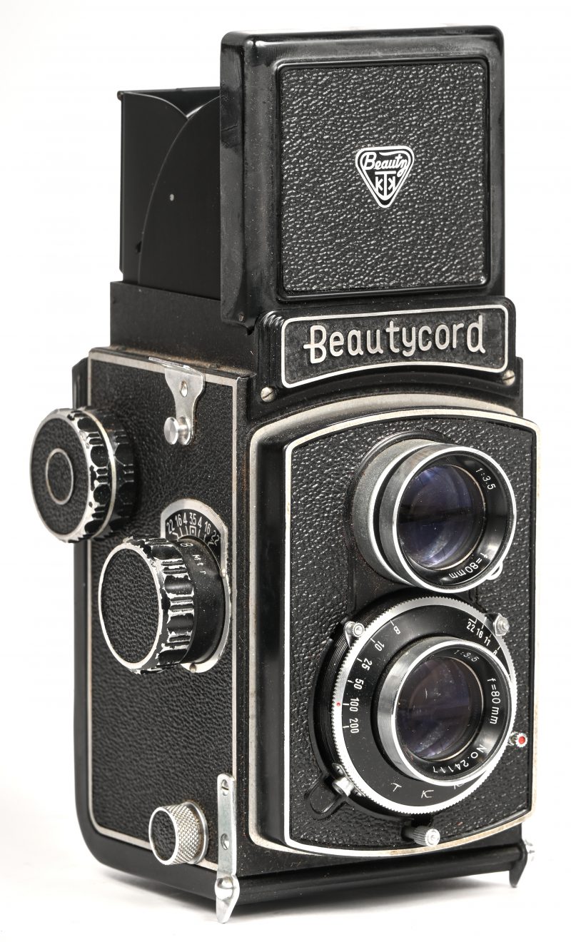 Een oude Beautycord 120, Japan 1955, Medium formaat camera. Met originele lederen draagtas.