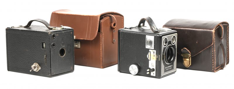 Een lot van 2 oude box-camera’s, waaronder een six 20 Brownie van Kodak en een Nr2 Brownie camera.