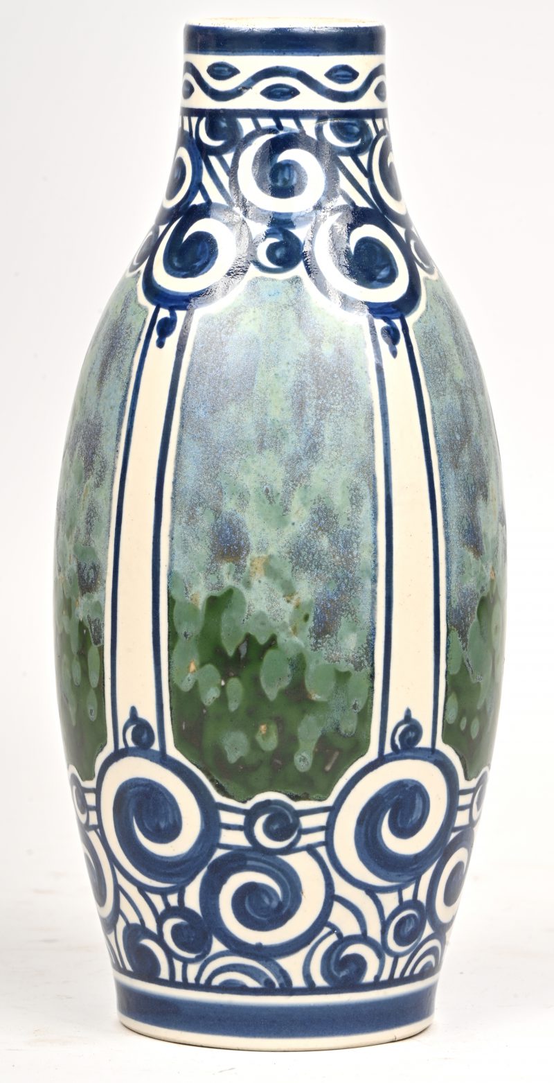 Een aardewerken art nouveau vaas met polychroom decor. Catteau decor 643 vorm 897. Kleine bakfout onderaan.
