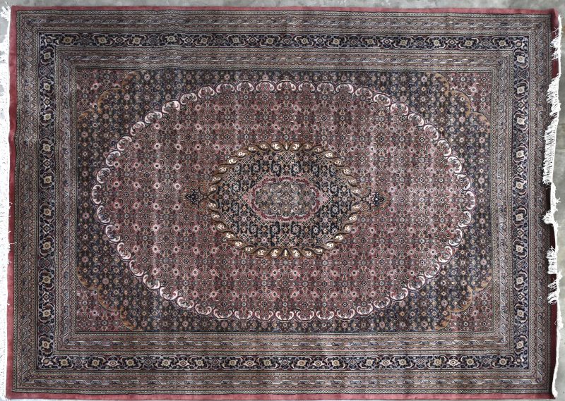 Een Afshari Bidjar tapijt met een klassiek design in ongebruikelijke pasteltinten, dubbel geknoopt.