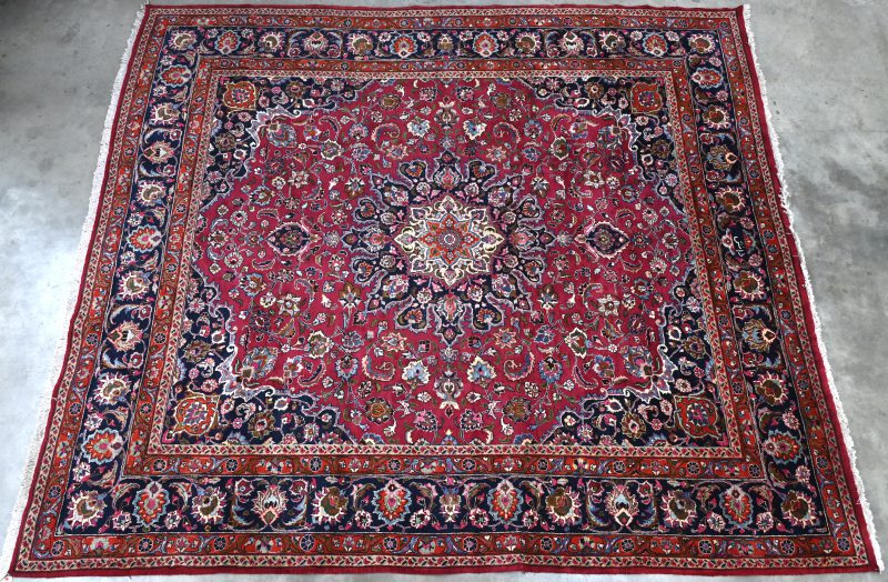 Een Sabswar tapijt met de oorspronkelijke Meshed-tekening in de typische warme kleuren.