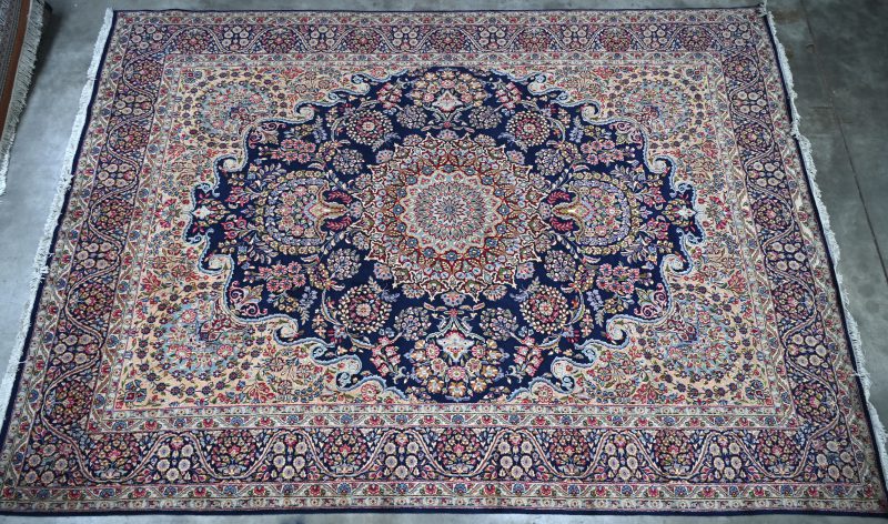 Een Kirman Royal tapijt met een bijzonder hoge knoopdichtheid, met bloesemtekening.