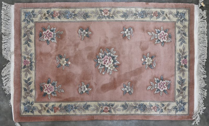 Een typisch hoogpolig Chinees Aubusson tapijt met Pekingbloemen-tekening.