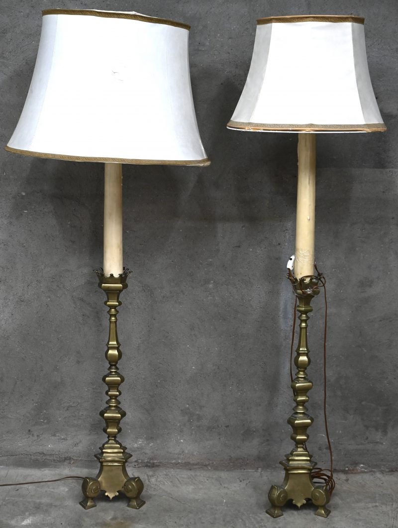 Een set van 2 staande lampen met een zware koperkleurige voet.