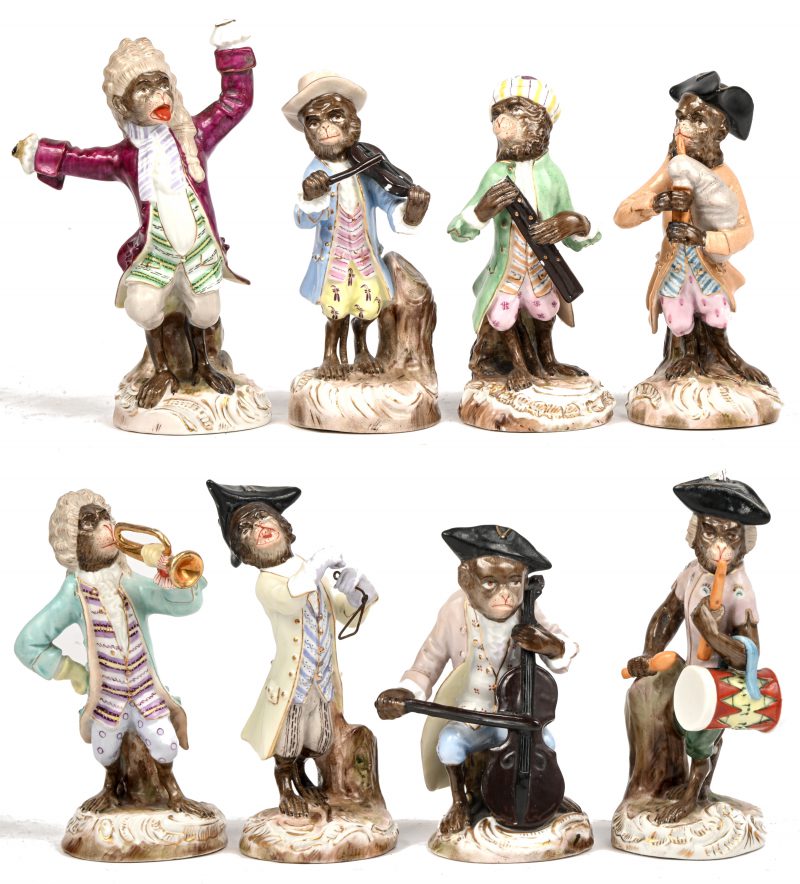 Een lot van 8 porseleinen monkey band figuurtjes. 5 met breukschade.