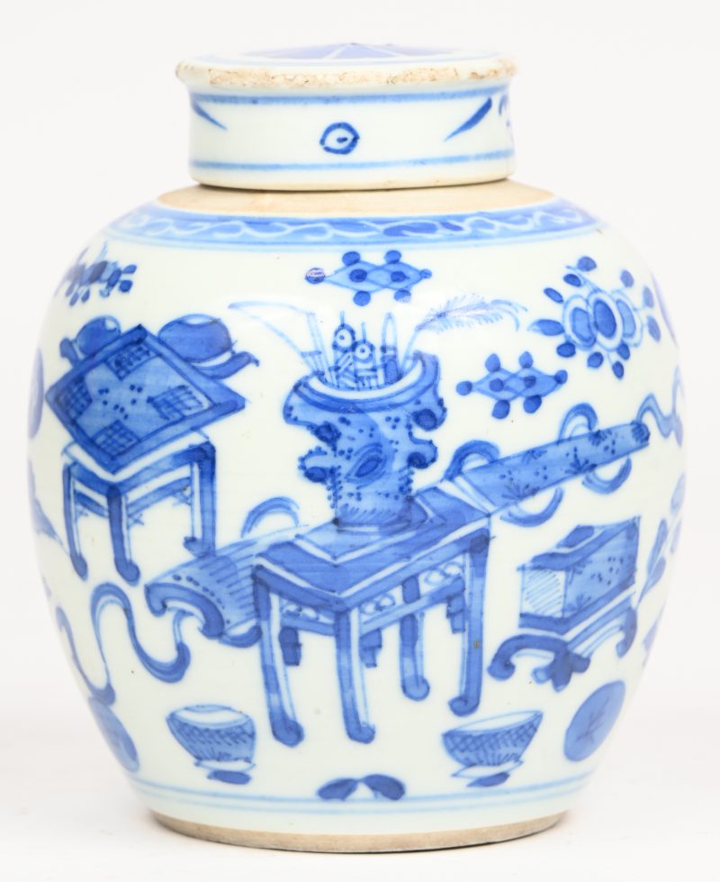 Een blauw wit Chinees porseleinen opium dekselpotje, met aankoopbewijs. Draagt zegel onderaan.