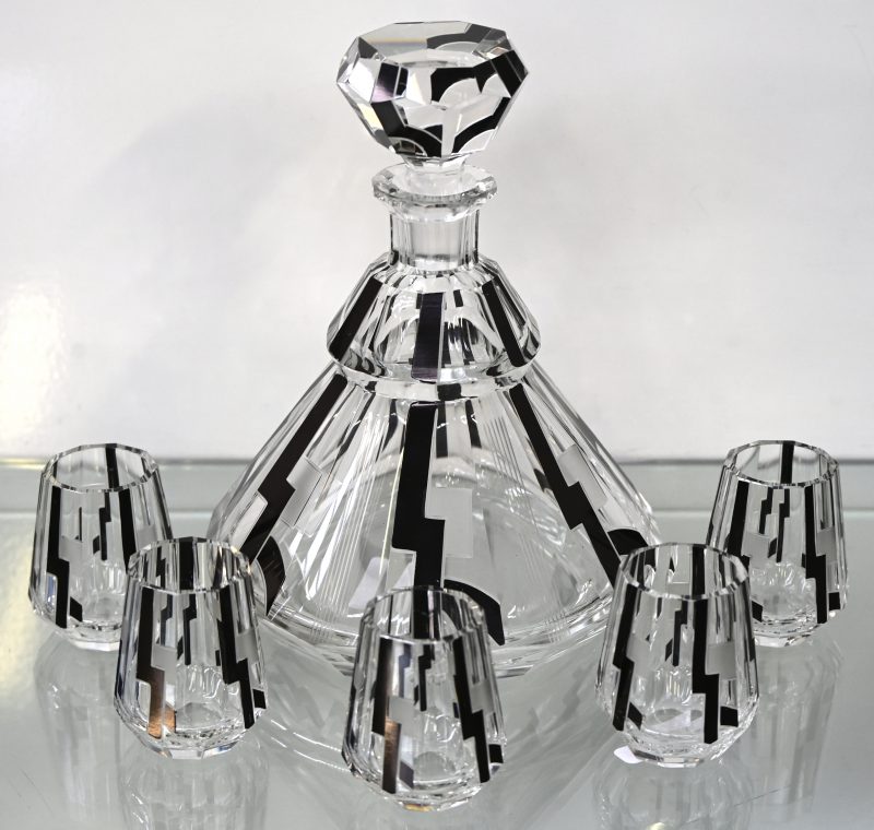 Een kristallen geometrisch geslepen Art Deco likeurset met karaf en 5 glaasjes.