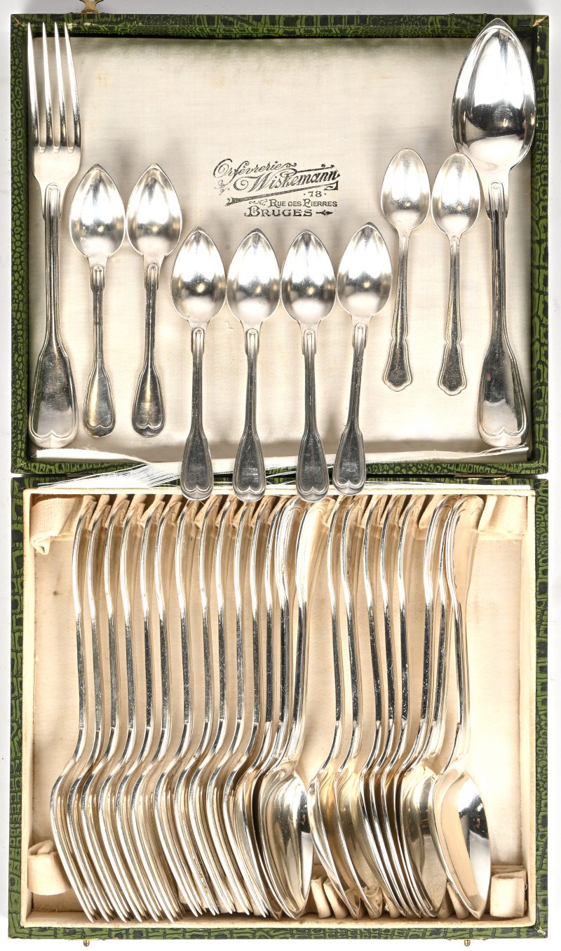 Een verzilverd bestekdoos gemerkt Wiskemann, bestaande uit 12 lepels en 12 vorken, bijgevoegd 6 en 2 koffielepeltjes.