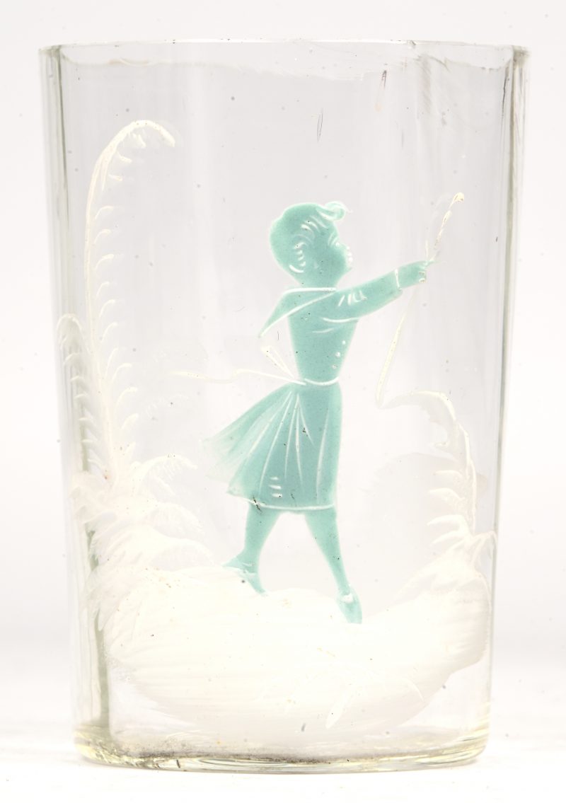 Een handgemaakt glas met geëmailleerde tekening versierd.