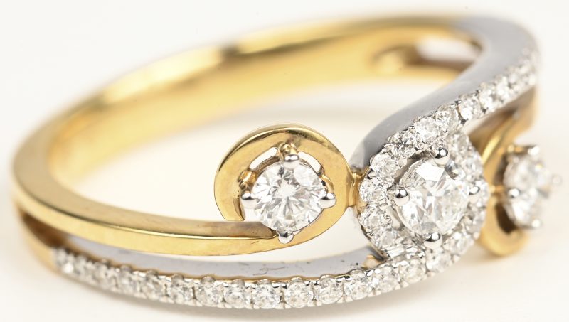 Een 18 kt wit en geelgouden ring bezet met briljanten met een gezamenlijk gewicht van 0,48 ct. FVVS1.
