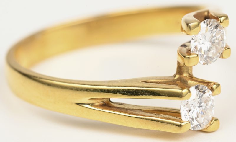 Een 18 kt witgouden ring bezet met twee briljanten mt een gezamenlijk gewicht van +- 0,52 ct. GVVS.