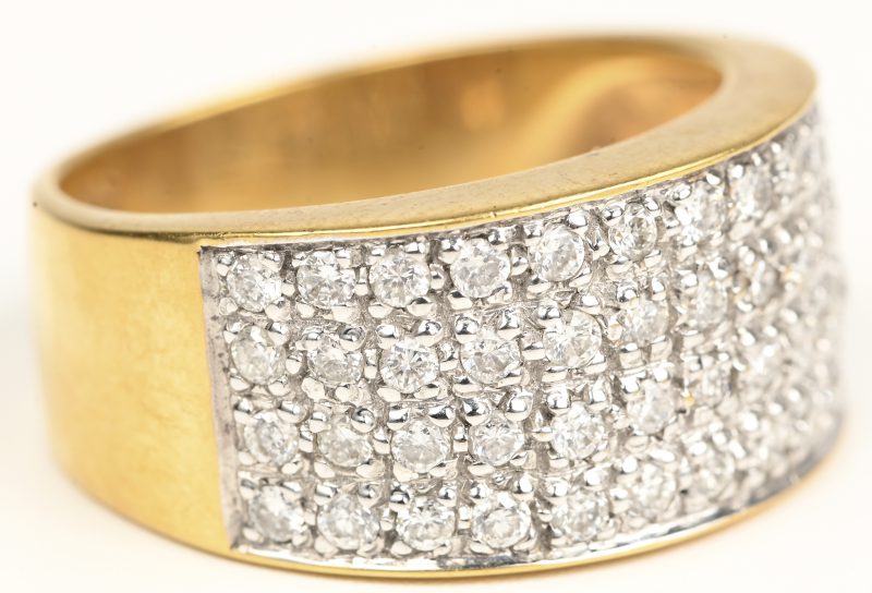 Een 18 kt geelgouden ring bezet met briljanten met een gezamenlijk gewicht van 0,75 ct. FVVS1.