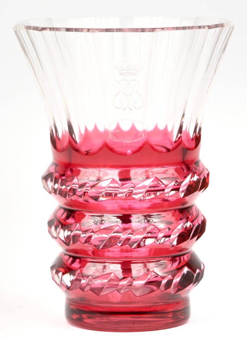 Een kristallen vaas, Val Saint Lambert, kleurloos en roze in de massa, draagt een monogram en een kroon, meerdere kleine schilferschades.