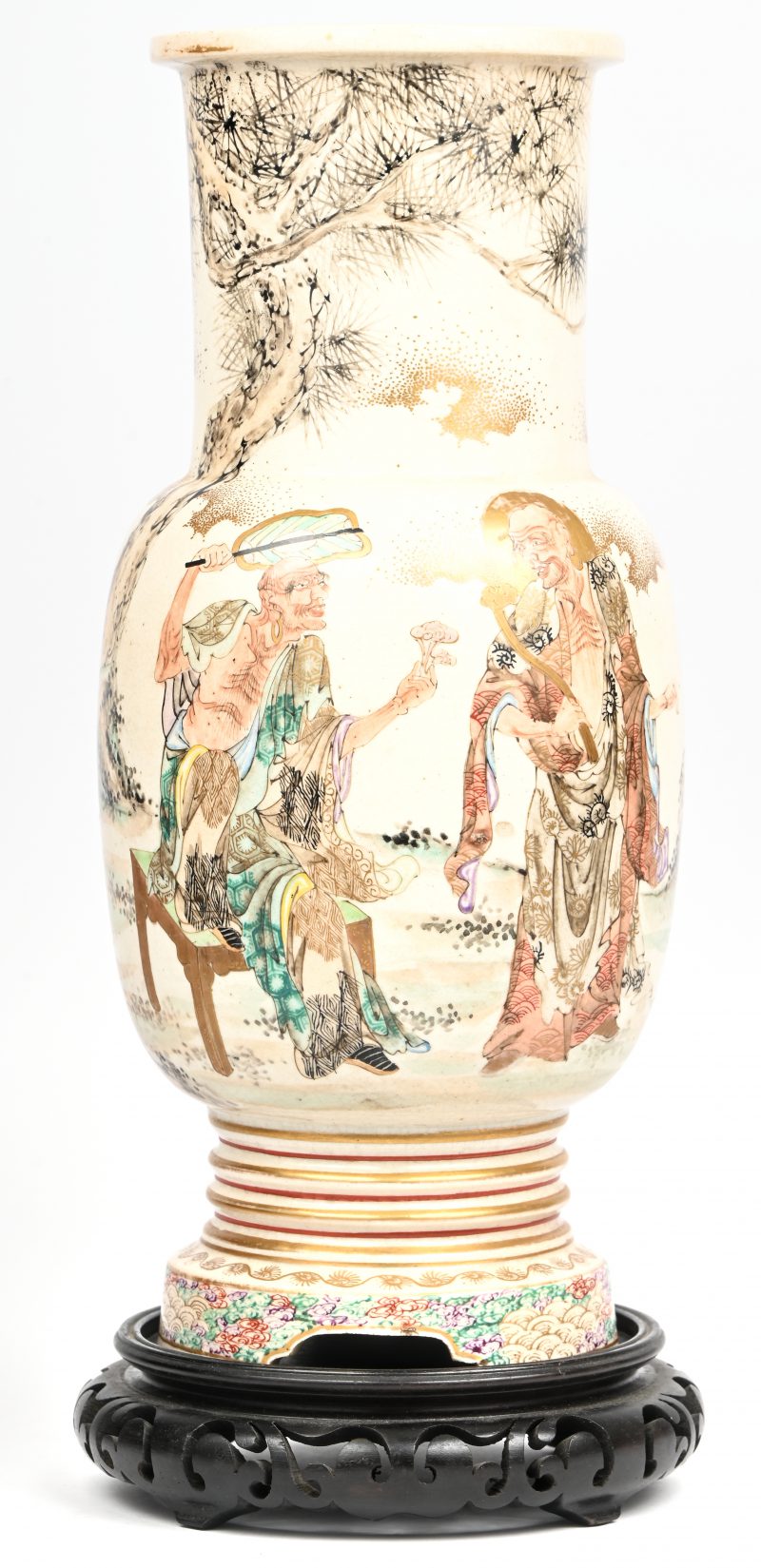 Een Japanse vaas met 5 fijn geschilderde figuren in het decor naar 19e eeuws Satsuma voorbeeld. Met houten sokkel.