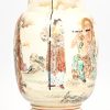 Een Japanse vaas met 5 fijn geschilderde figuren in het decor naar 19e eeuws Satsuma voorbeeld. Met houten sokkel.