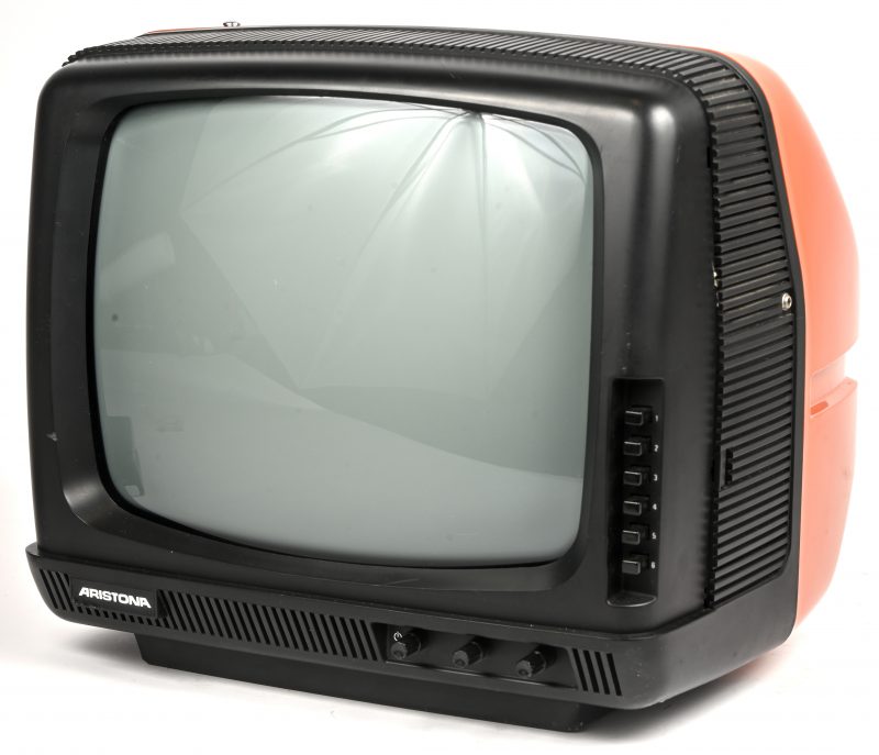 Een vintage zwart-wit televisietoestel, Aristona, oranje en zwart plastic behuizing, werkend.