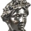 “Buste van een jonge dame”. Een gepatineerd bronzen beeld. Verso gesigneerd.
