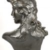 “Buste van een jonge dame”. Een gepatineerd bronzen beeld. Verso gesigneerd.