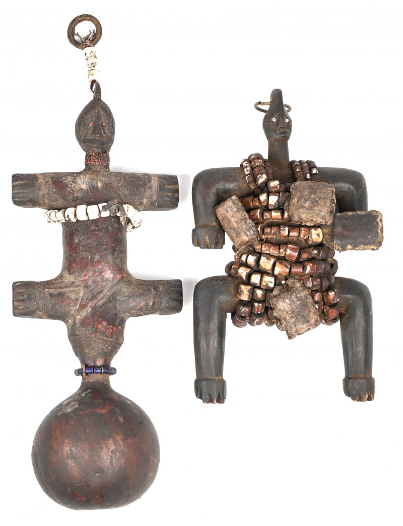 Een lot van 2 gesculpteerd houten vruchtbaarheidsbeeldjes met kralen versierd. Nigeriaanse origine.