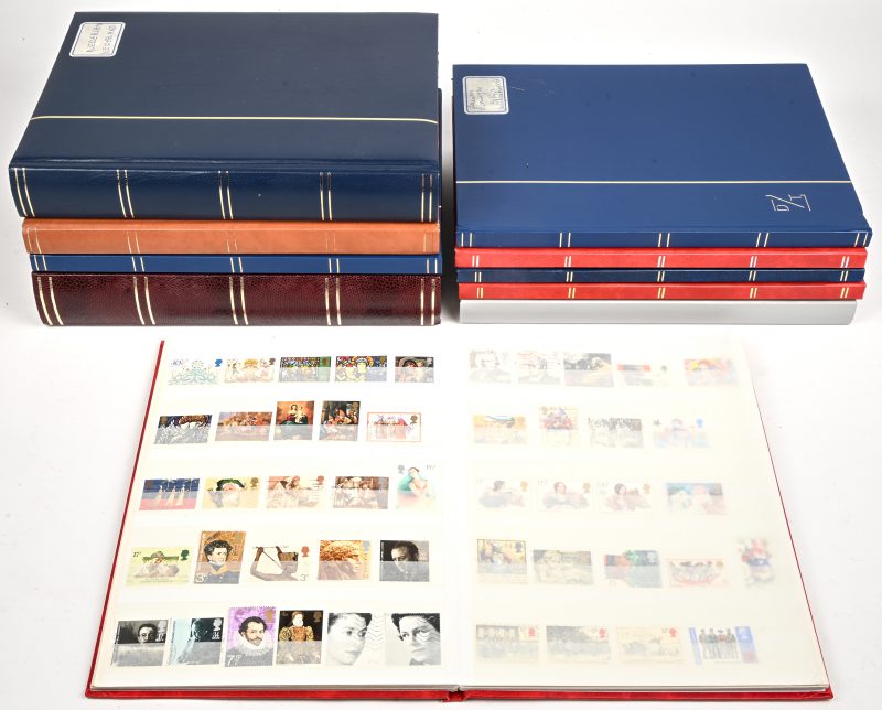 Een lot van 10 postzegel albums uit diverse landen.