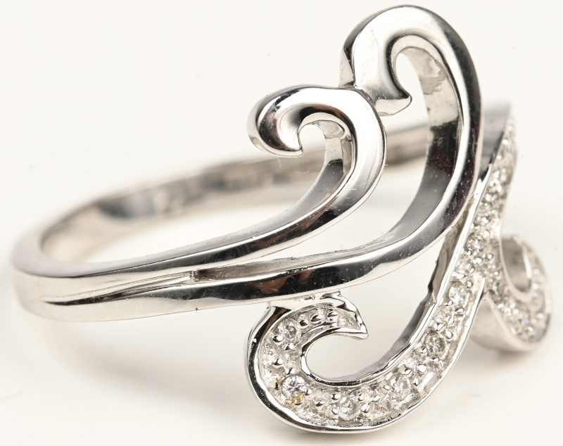Een 18 K witgouden ring bezet met briljanten met een gezamenlijk gewicht van +- 0,10 ct.
