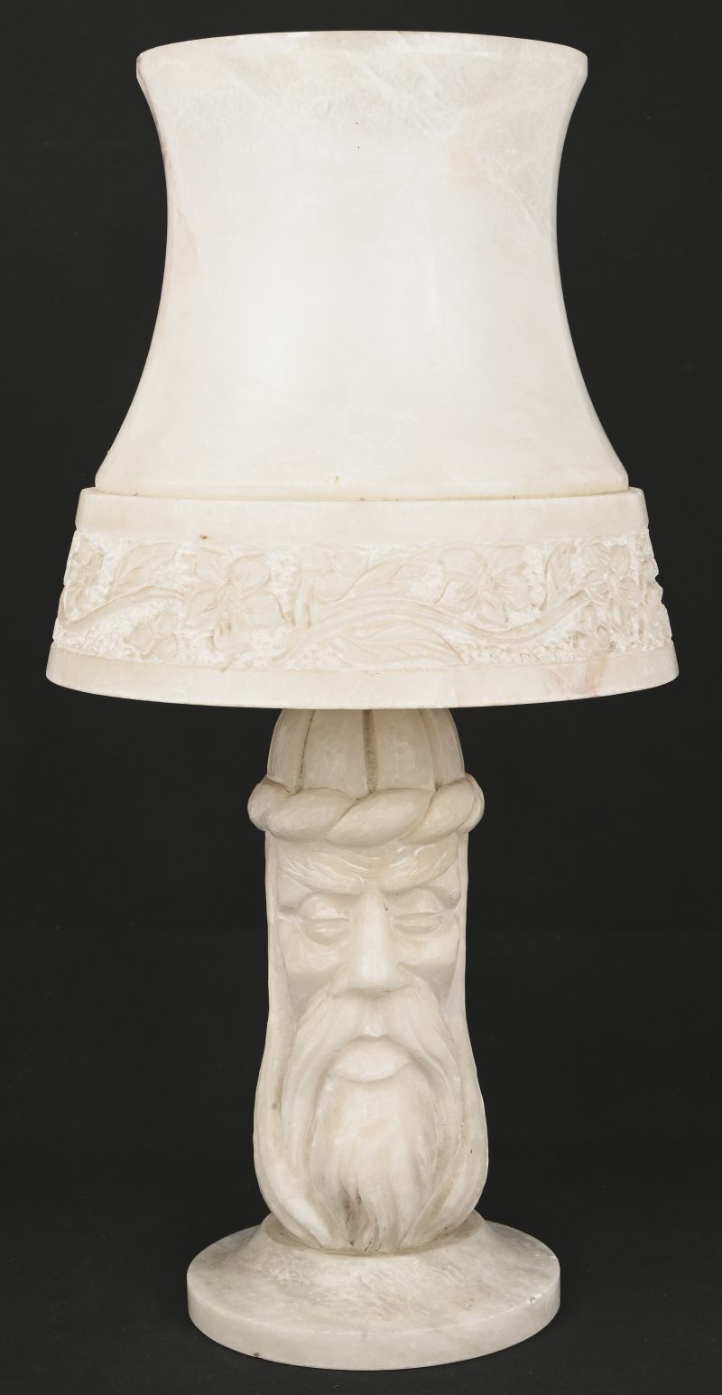 Een tafellamp in albast uit de tweede helft van de vorige eeuw in 2 delen.