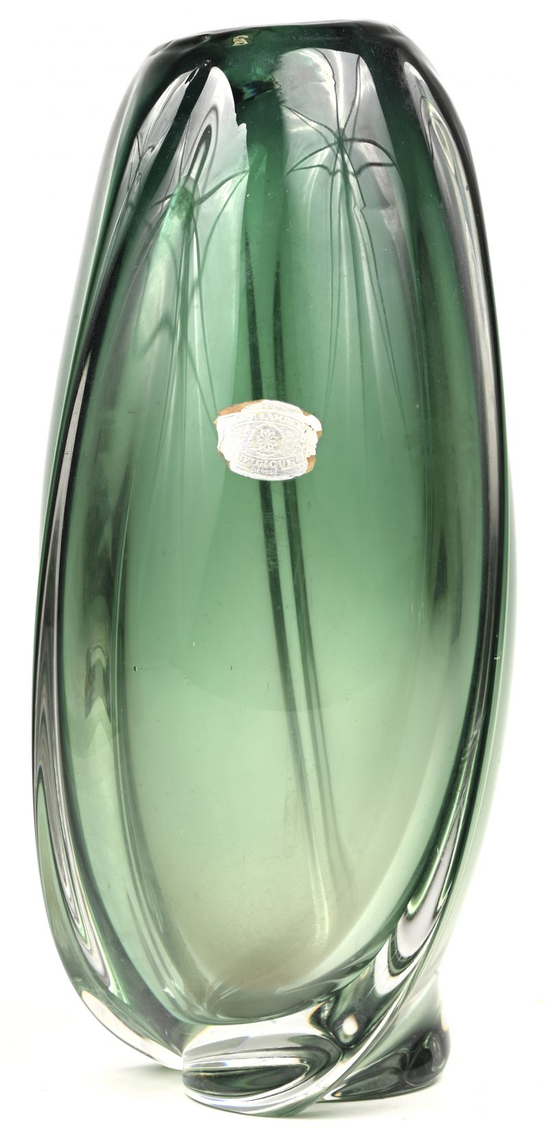 Een vintage Val Saint Lambert vaas, groen in de massa gekleurd, gemerkt met sticker.