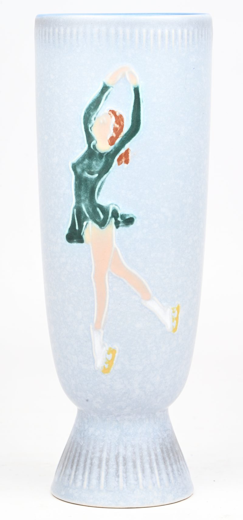 Een vintage aardewerken Gouda vaas met schaatster in het reliëf. Onderaan gemerkt en genummerd.