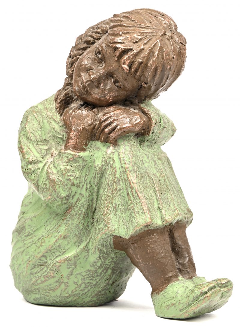 Een terracotta beeldje van een zittend meisje, getekend Geert Kunen.