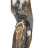 Een kunstbrons beeldje op marmeren sokkeltje, draagt handtekening Houdon.
