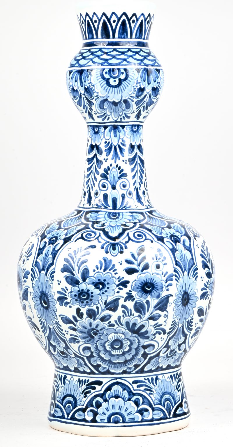 Een blauw-wit porseleinen knobbelvaas. Onderaan gemerkt De Porcelyne Fles.