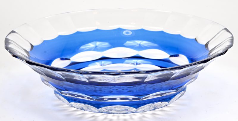 Een blauw kristallen schaal, onderaan gemerkt.