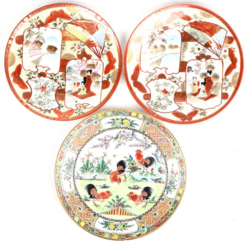Een lot van 3 sierborden, bestaande uit 2 Satsuma en 1 Chinees porseleinen bord, onderaan gemerkt.