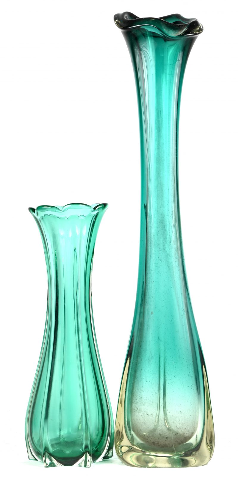 Een lot van 2 vintage groene glaspasta vazen, vermoedelijk Murano.