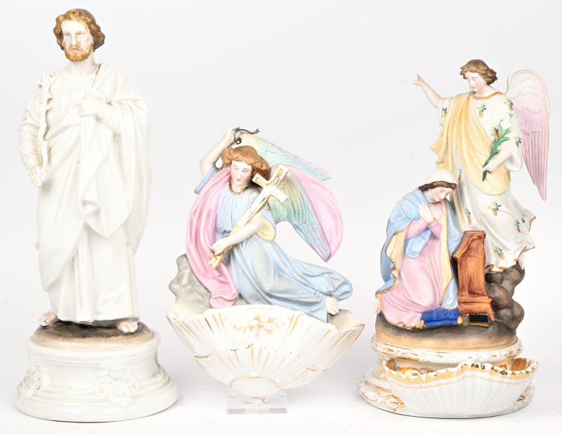Een lot van 3 religieuze items in biscuit en porselein bestaande uit 2 wijwatervaatjes en een beeldje van een heilige.