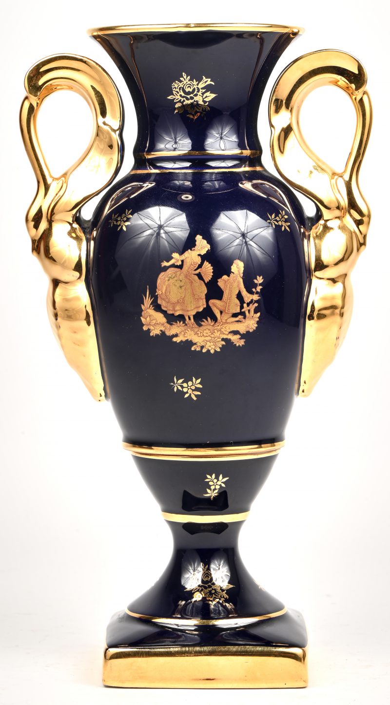 Een kobaltblauwe Limoges porseleinen vaas met vergulde details, naar Sèvres. Onderaan gemerkt.