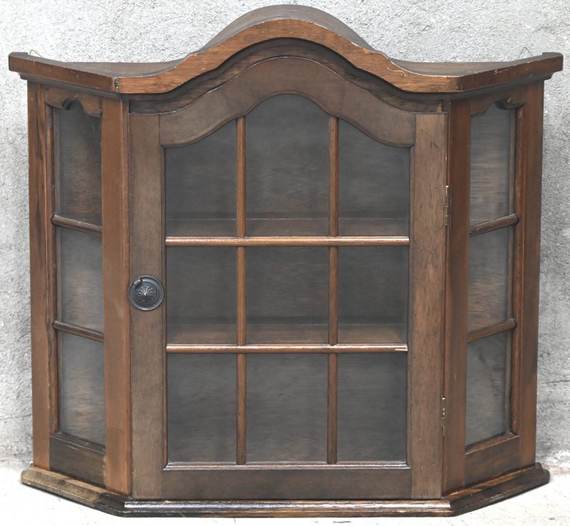 Een houten vitrinehangkastje, 2 deurs en 2 schabben.
