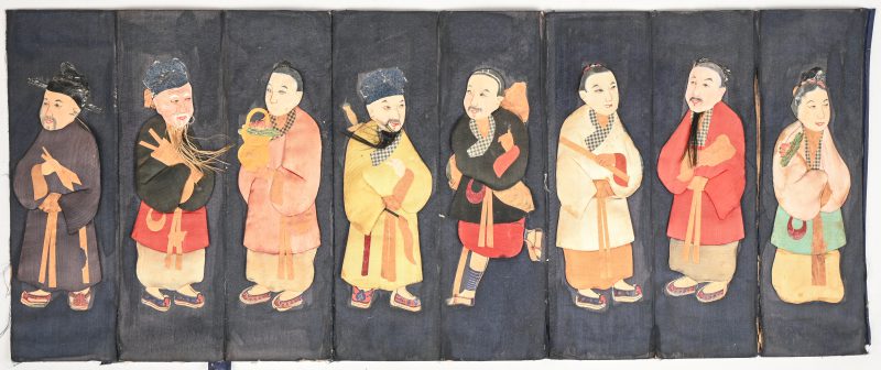 “De 8 onsterfelijken”. Een Chinees paneel, textiel en zijde op karton.