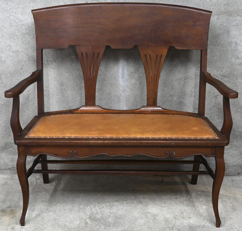 Een massief houten zitbankje met licht gebogen rug en waaiervormige spijlen. Engels, begin 20e eeuw.