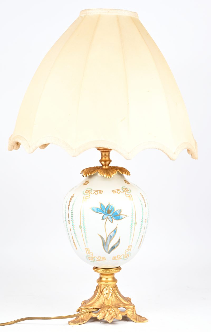 Een porseleinen tafellamp met floraal decor en vergulde voet.