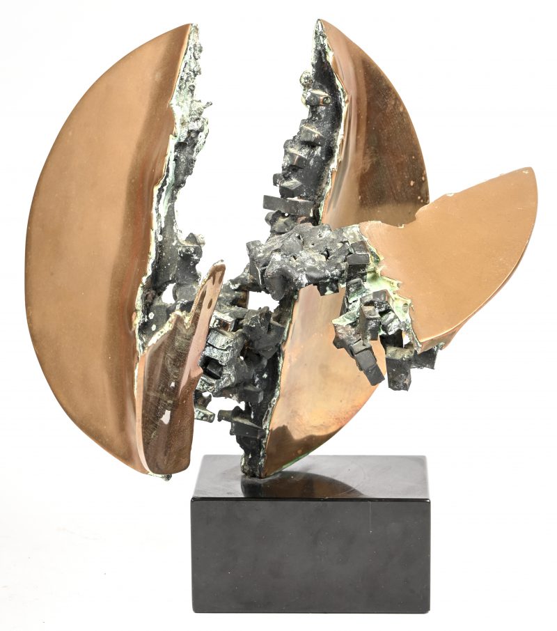 Een deels verguld bronzen sculptuur op marmeren voet, Enrique Broglia.