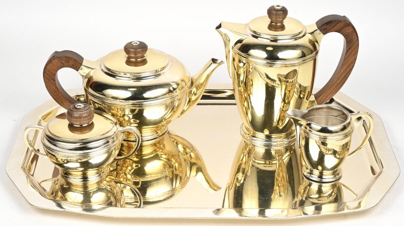 Een Wiskemann koffie-en theeset, bestaande uit koffie-en theekan met houten heft, suikerpotje, melkkan en dienblad. Onderaan gemerkt en genummerd.