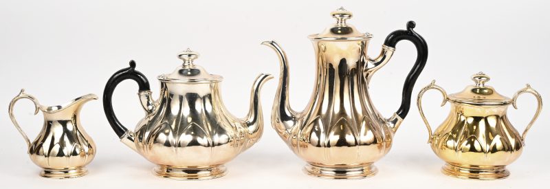 Een Engels verzilverd thee-en koffiestel met suikerpot en melkkannetje. Victoriaanste stijl, onderaan gemerkt en genummerd.