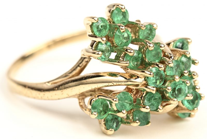 Een 18 K geelgouden ring bezet met smaragden met een gezamenlijk gewicht van +- 0,90 ct.