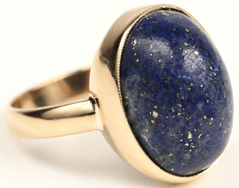Een 18 K geelgouden ring bezet met een lapis lazuli cabochon.