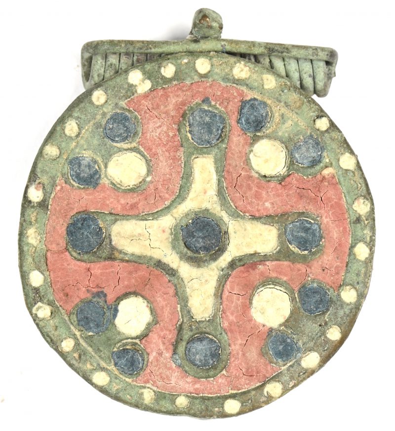 Een Laat-Romeins / Vroeg Byzantijnse bronzen broche met kruis en cirkels versierd.