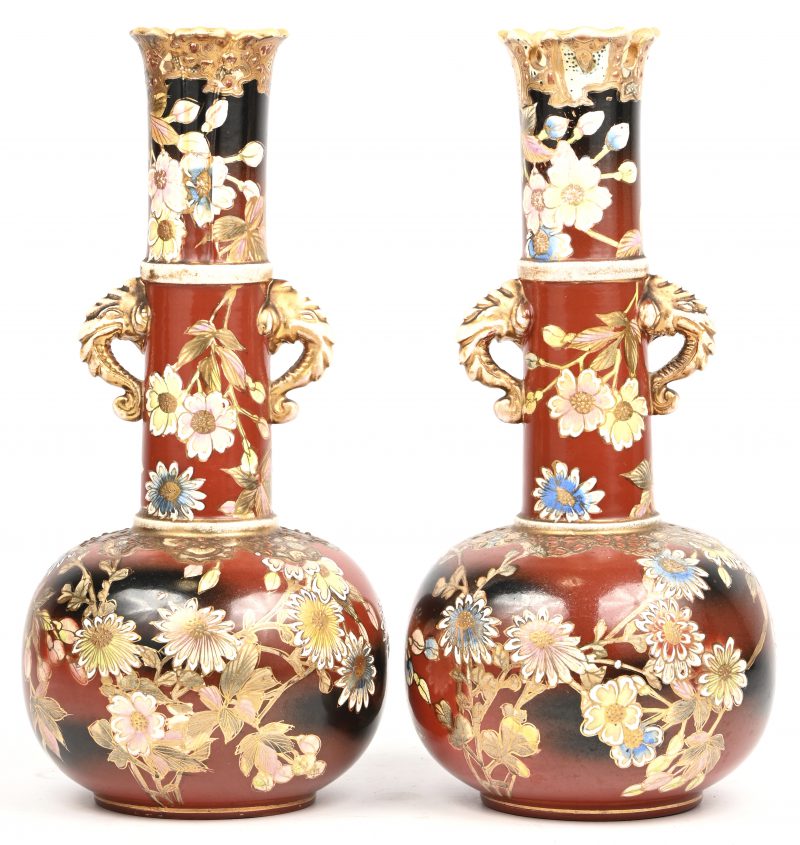 Een paar Japans porseleinen Kinkozan Satsuma vazen met floraal decor. Onderaan gemerkt. Meiji periode.