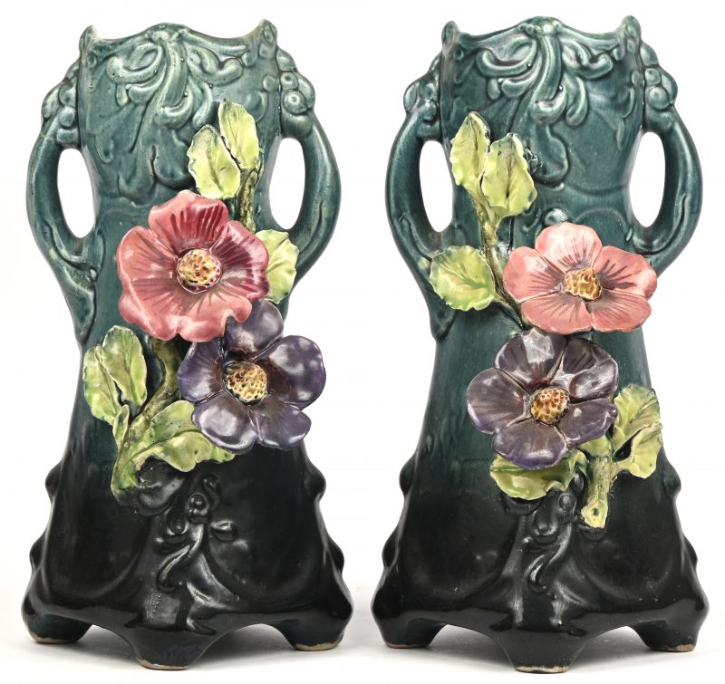 Een paar aardewerken Art Nouveau vazen met florale ornamenten.
